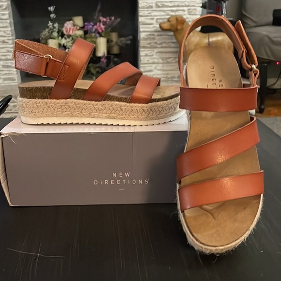 new directions Shoes - SIZE 7 sandals